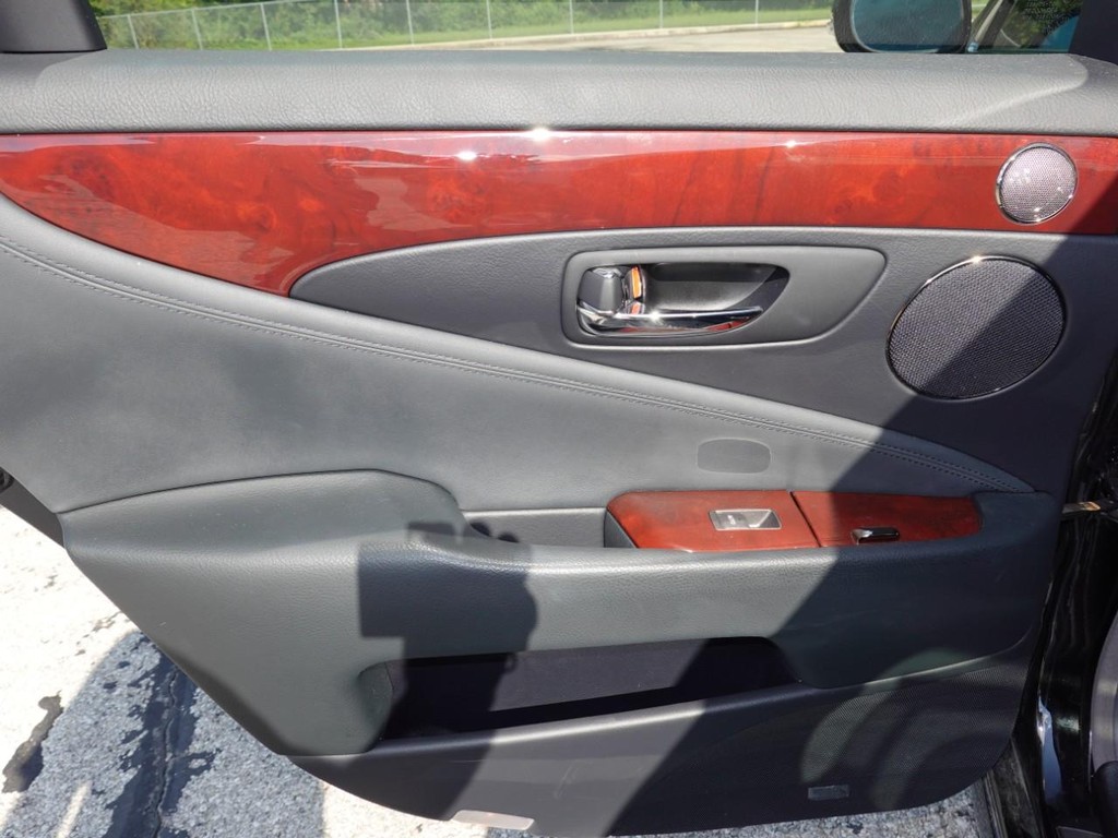 Lexus LS 460 Vehicle Full-screen Gallery Image 21