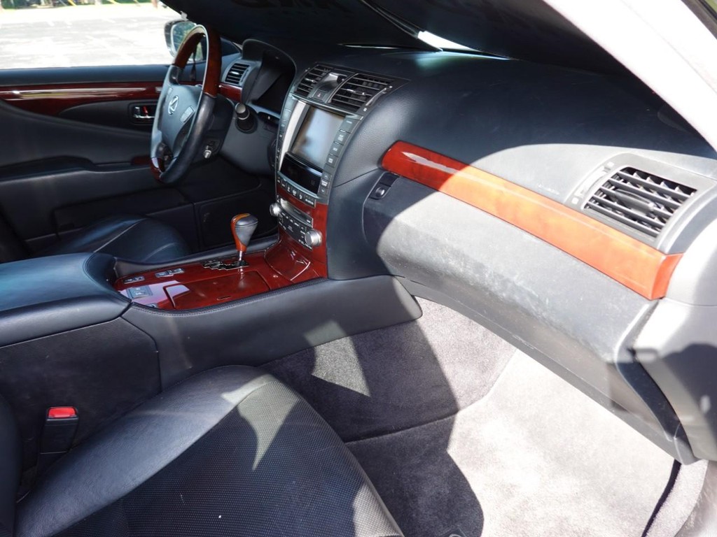 Lexus LS 460 Vehicle Full-screen Gallery Image 22