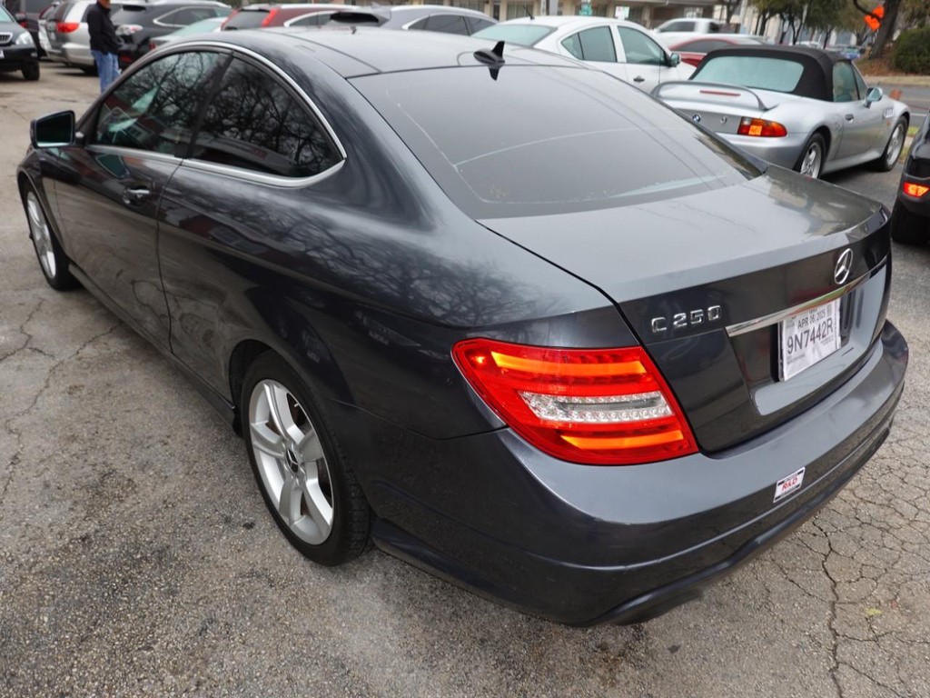 Mercedes-Benz C-Class Vehicle Full-screen Gallery Image 05