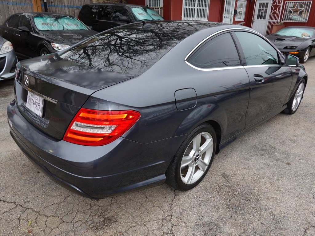 Mercedes-Benz C-Class Vehicle Full-screen Gallery Image 07