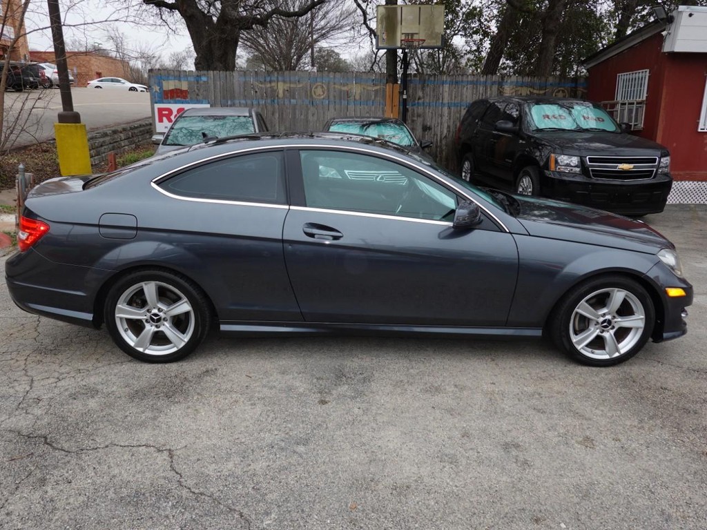 Mercedes-Benz C-Class Vehicle Full-screen Gallery Image 08