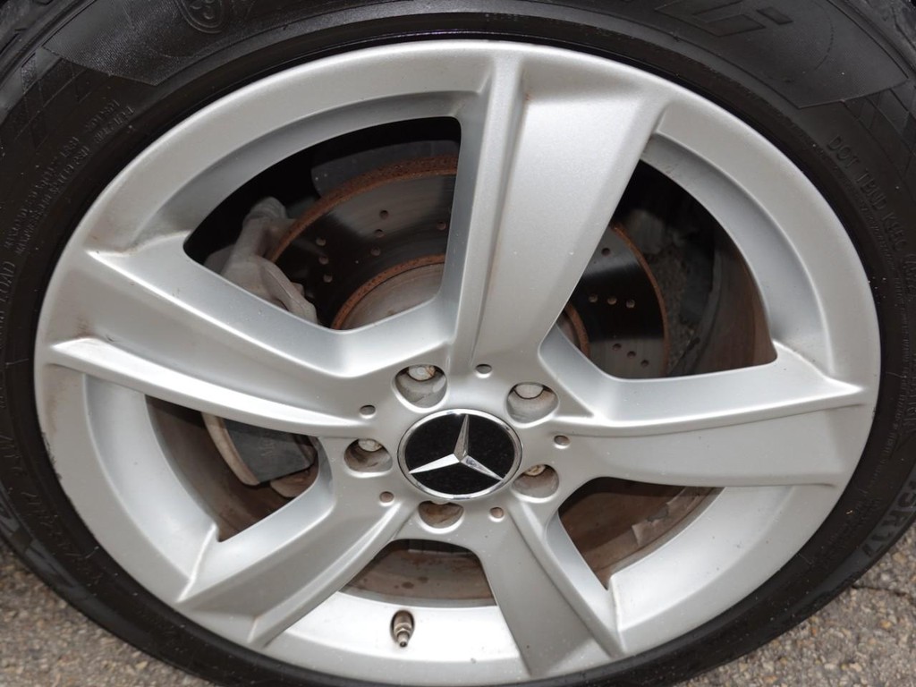 Mercedes-Benz C-Class Vehicle Full-screen Gallery Image 09