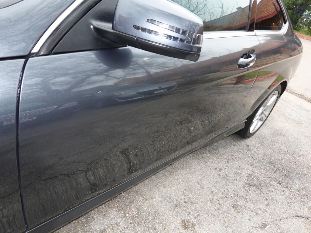 Mercedes-Benz C-Class Vehicle Full-screen Gallery Image 10