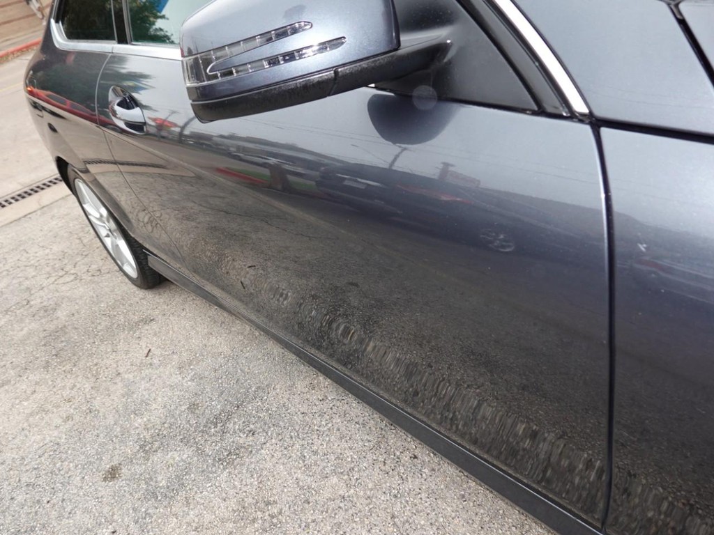 Mercedes-Benz C-Class Vehicle Full-screen Gallery Image 11