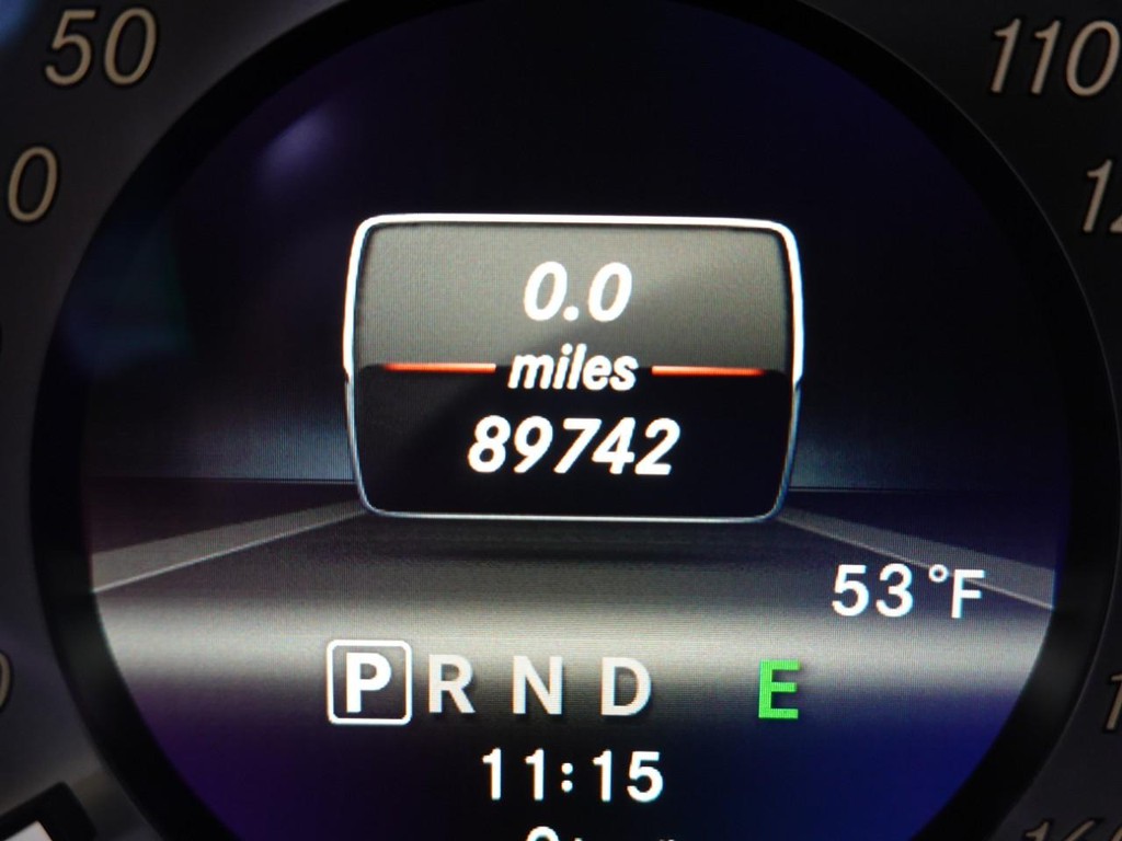 Mercedes-Benz C-Class Vehicle Full-screen Gallery Image 12