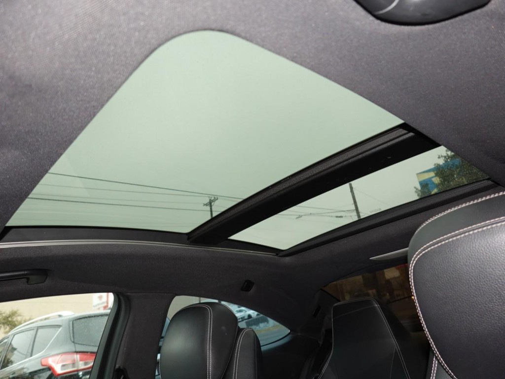 Mercedes-Benz C-Class Vehicle Full-screen Gallery Image 16