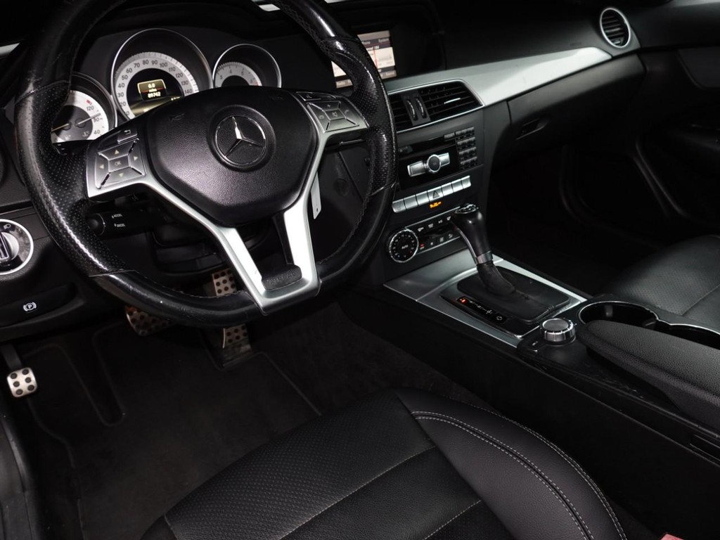 Mercedes-Benz C-Class Vehicle Full-screen Gallery Image 17