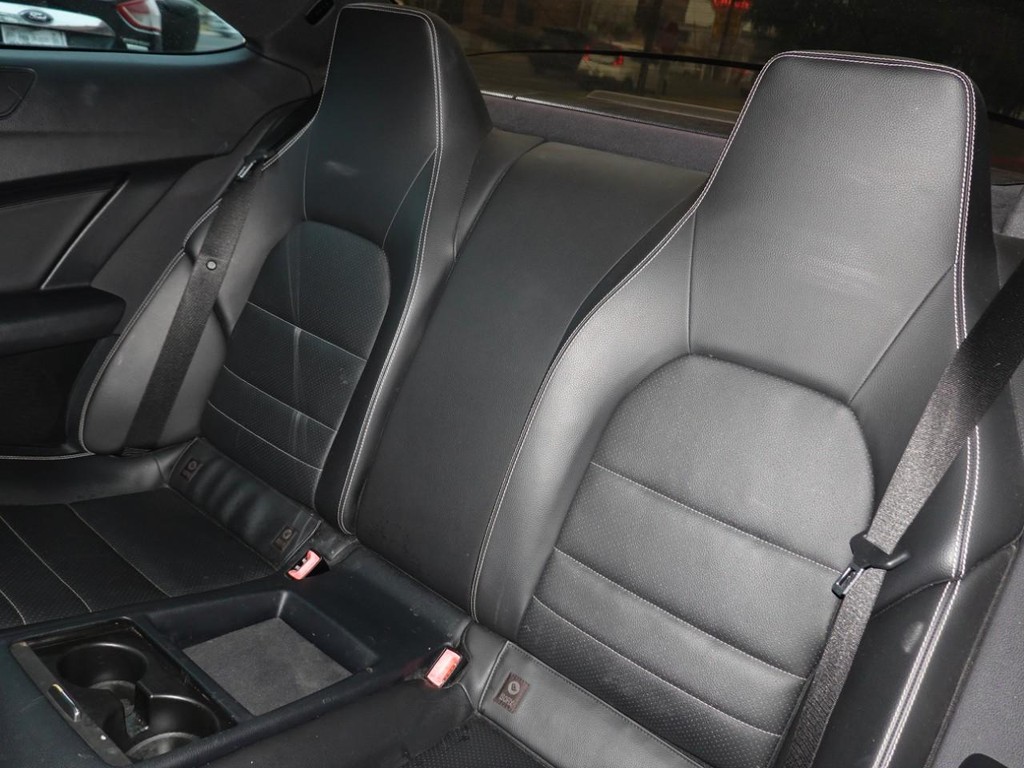 Mercedes-Benz C-Class Vehicle Full-screen Gallery Image 18