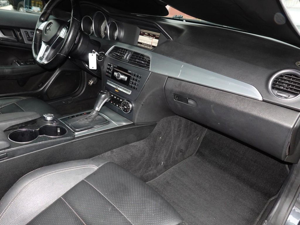 Mercedes-Benz C-Class Vehicle Full-screen Gallery Image 19