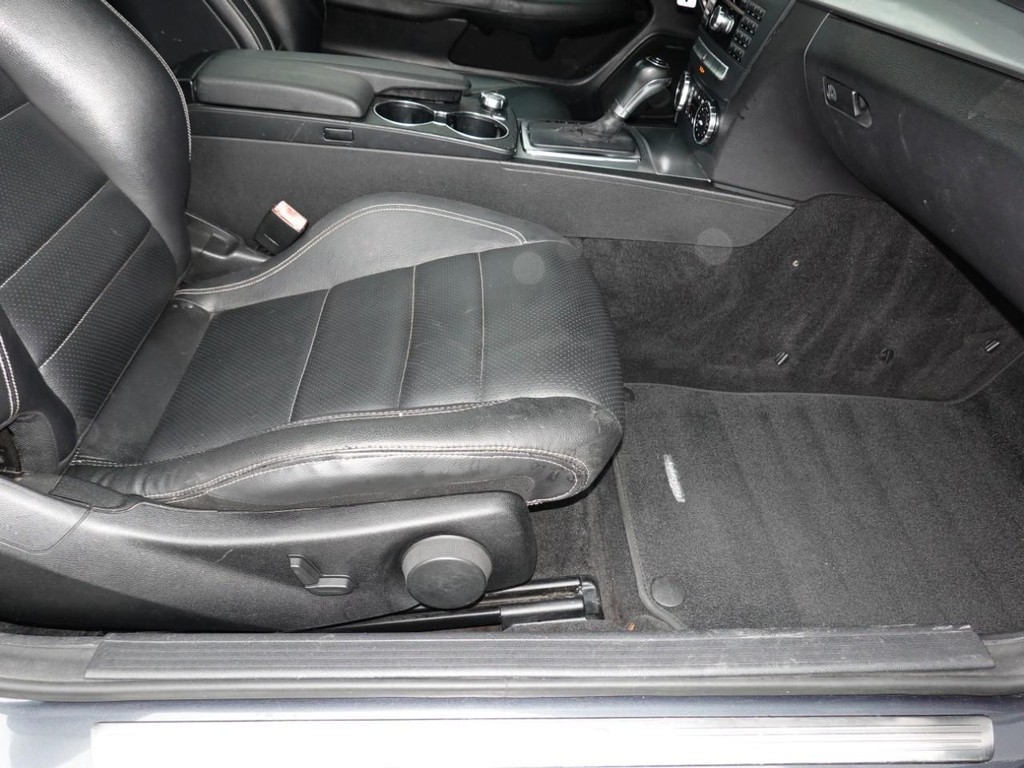 Mercedes-Benz C-Class Vehicle Full-screen Gallery Image 20