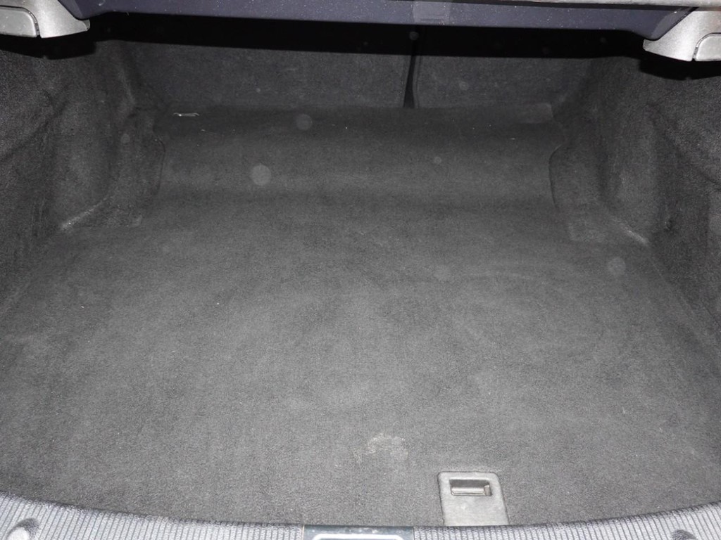 Mercedes-Benz C-Class Vehicle Full-screen Gallery Image 21