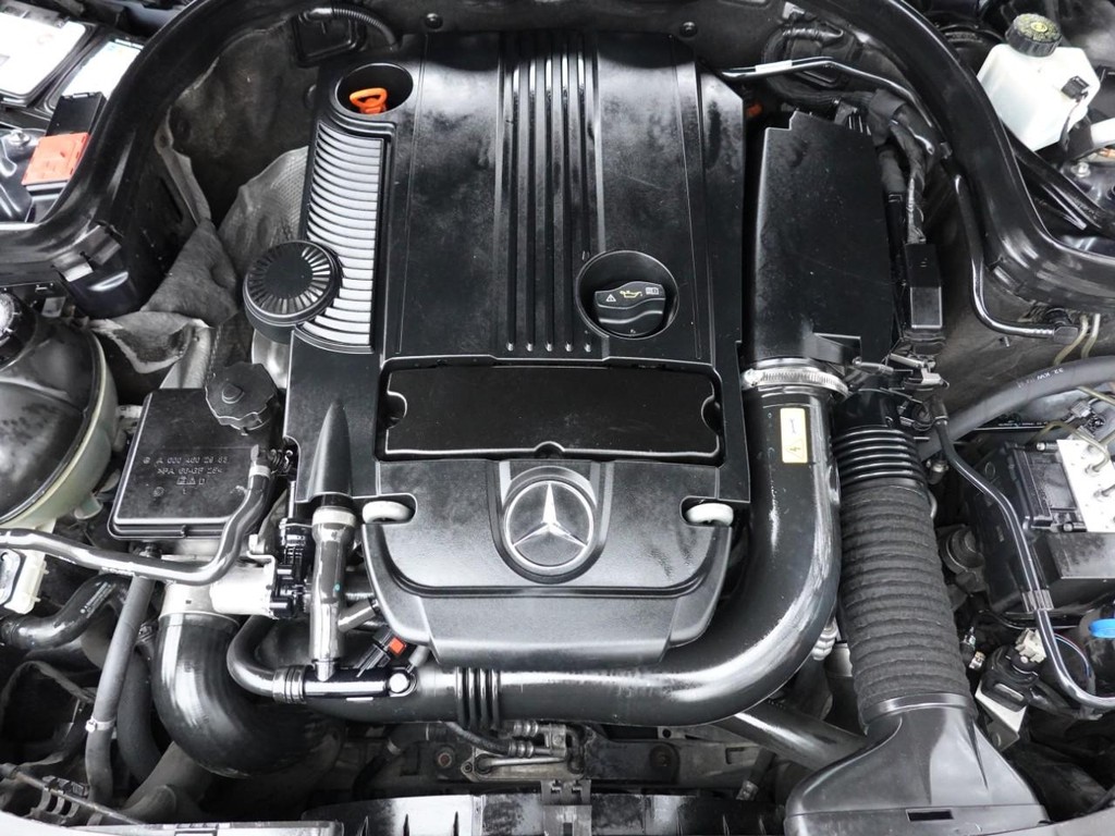 Mercedes-Benz C-Class Vehicle Full-screen Gallery Image 22