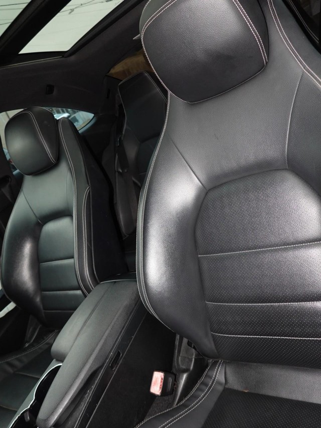 Mercedes-Benz C-Class Vehicle Full-screen Gallery Image 15