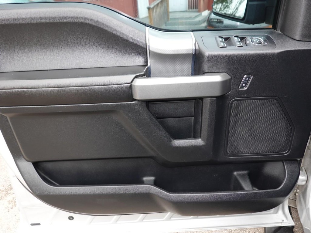 Ford F-150 Vehicle Full-screen Gallery Image 17