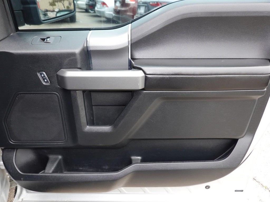 Ford F-150 Vehicle Full-screen Gallery Image 23