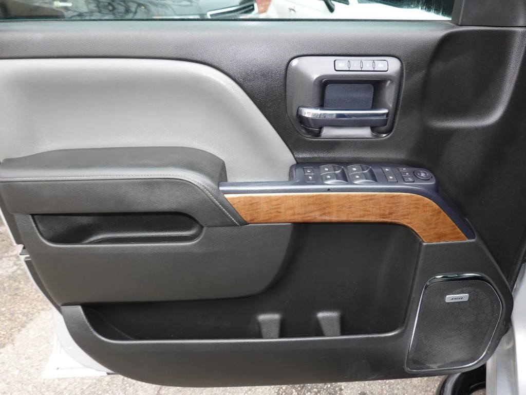 Chevrolet Silverado 1500 Vehicle Full-screen Gallery Image 18