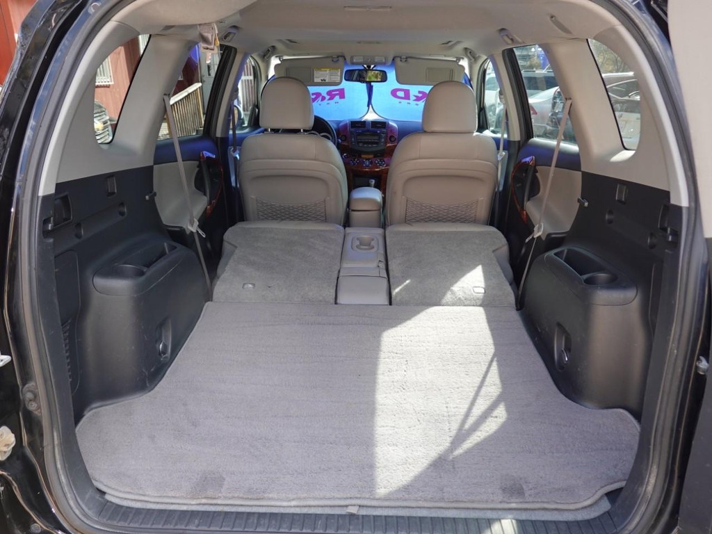 Toyota RAV4 Vehicle Full-screen Gallery Image 27