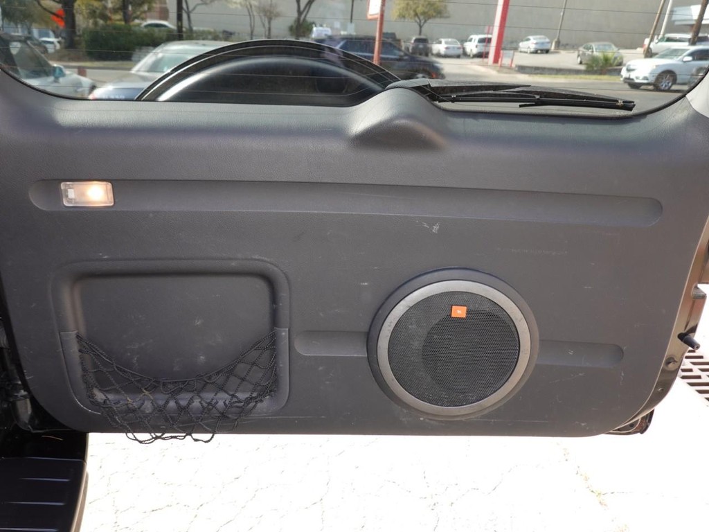 Toyota RAV4 Vehicle Full-screen Gallery Image 28