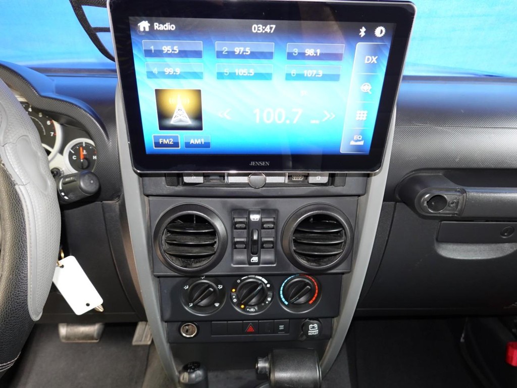 Jeep Wrangler Vehicle Full-screen Gallery Image 12