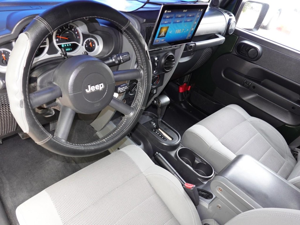 Jeep Wrangler Vehicle Full-screen Gallery Image 15