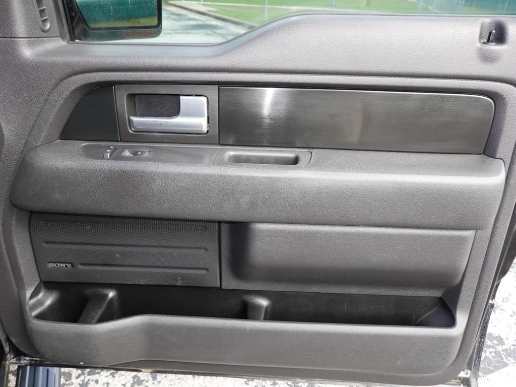 Ford F-150 Vehicle Full-screen Gallery Image 25