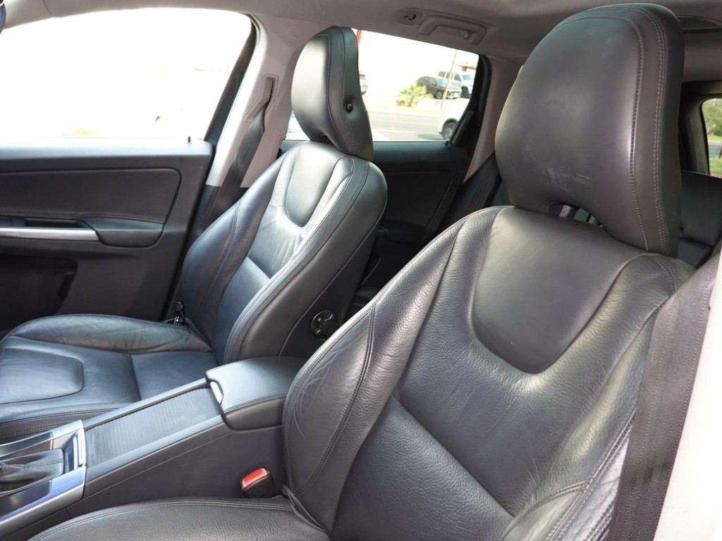 Volvo XC60 Vehicle Full-screen Gallery Image 13