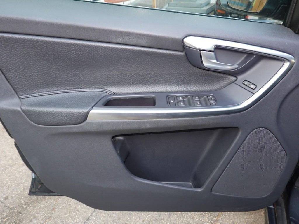 Volvo XC60 Vehicle Full-screen Gallery Image 16