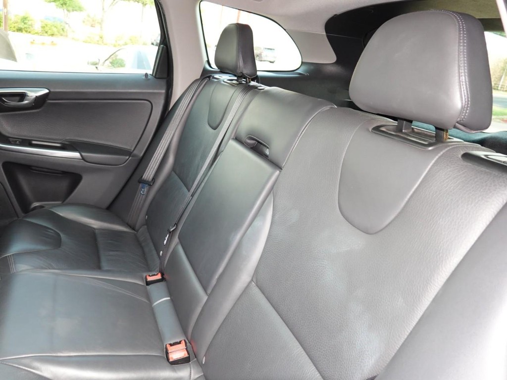 Volvo XC60 Vehicle Full-screen Gallery Image 17