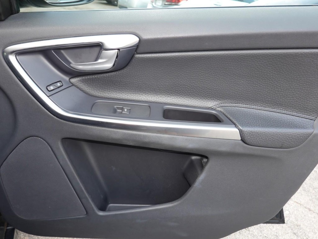 Volvo XC60 Vehicle Full-screen Gallery Image 21