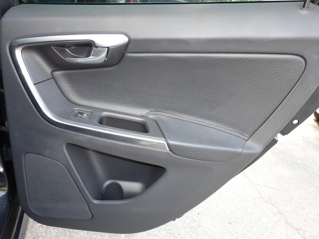 Volvo XC60 Vehicle Full-screen Gallery Image 23