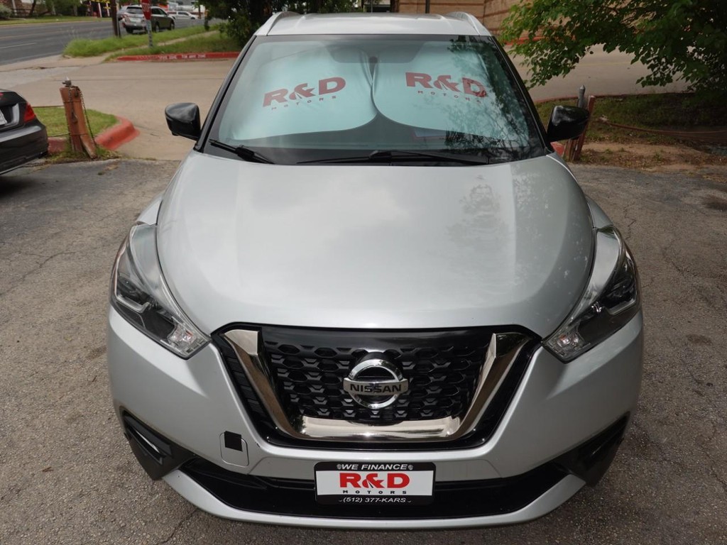 2019 Nissan Kicks SR photo 2