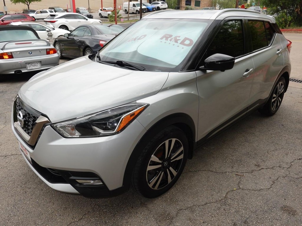 2019 Nissan Kicks SR photo 3