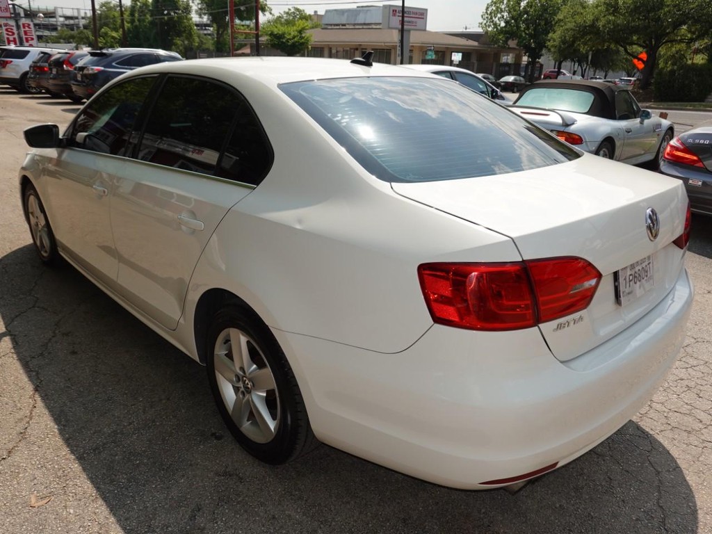 Volkswagen Jetta Sedan Vehicle Full-screen Gallery Image 05