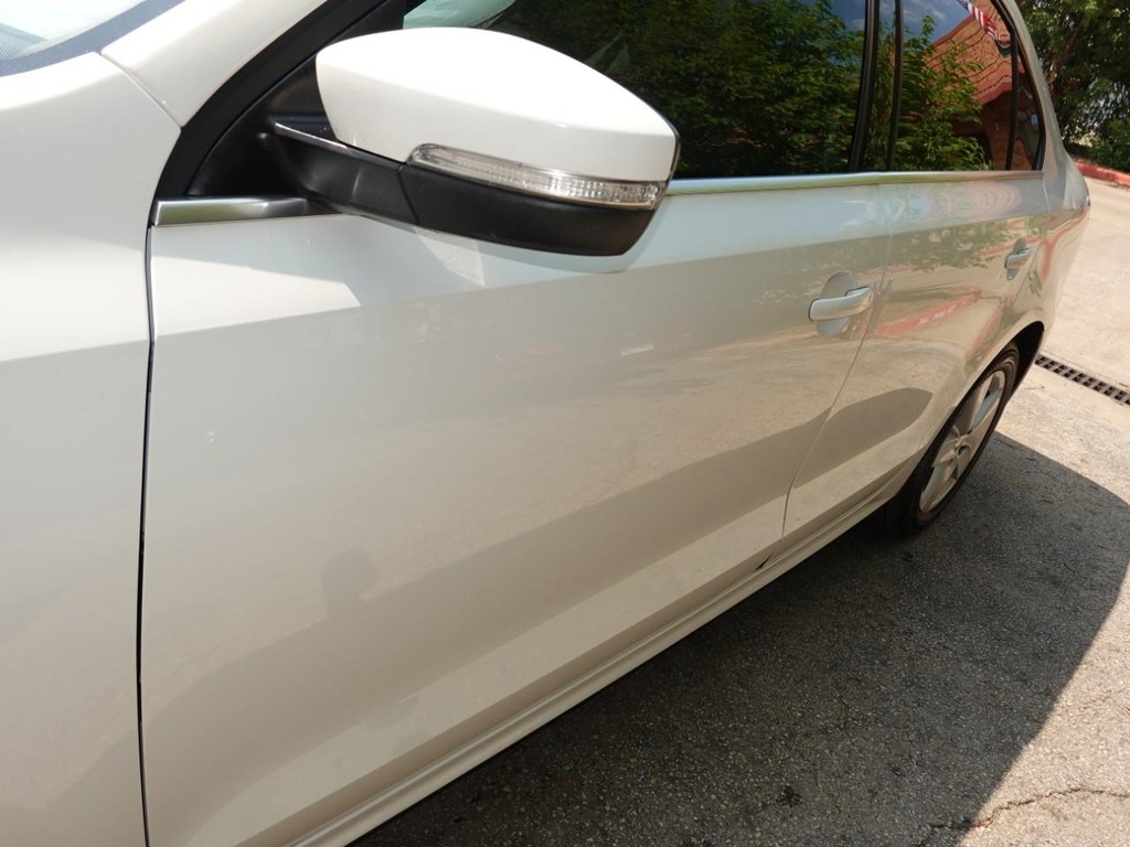 Volkswagen Jetta Sedan Vehicle Full-screen Gallery Image 10