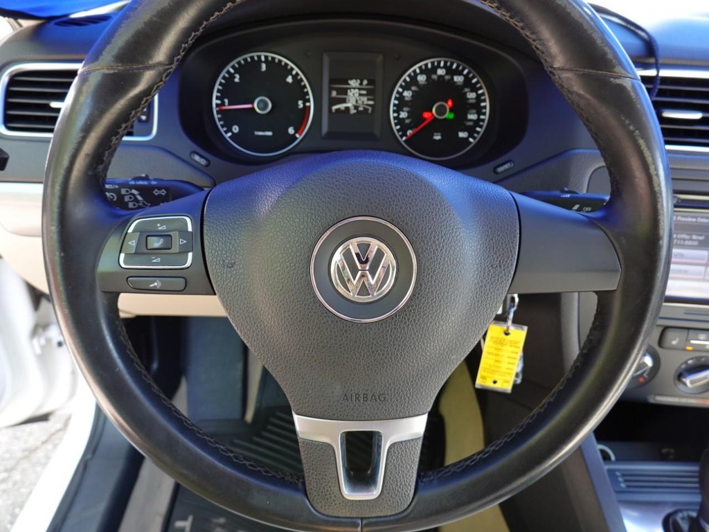 Volkswagen Jetta Sedan Vehicle Full-screen Gallery Image 12