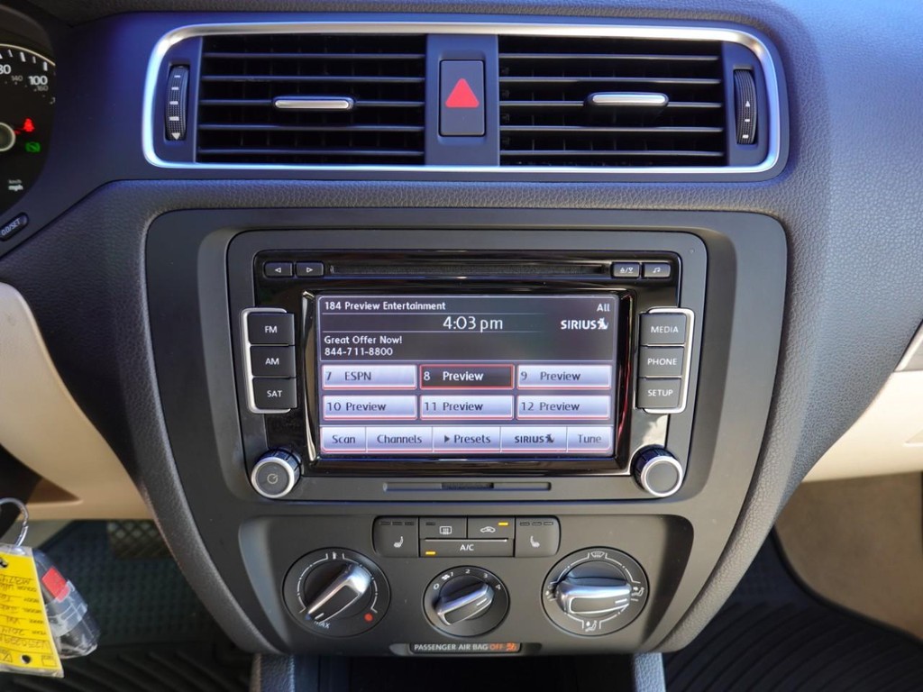 Volkswagen Jetta Sedan Vehicle Full-screen Gallery Image 13