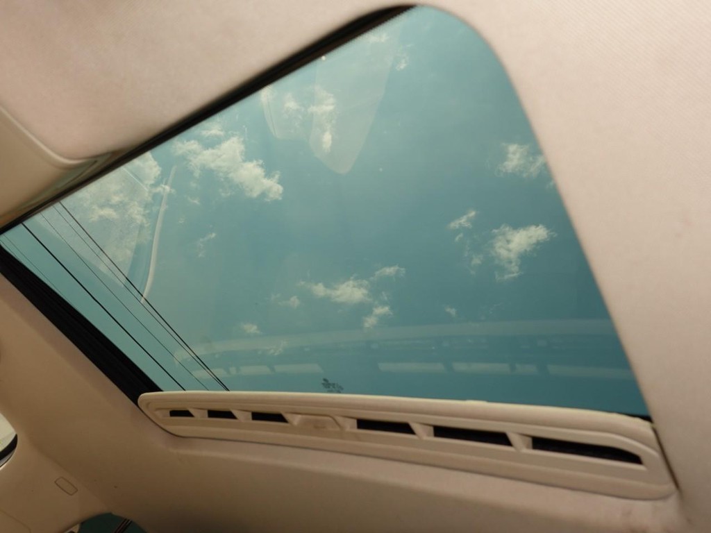 Volkswagen Jetta Sedan Vehicle Full-screen Gallery Image 16