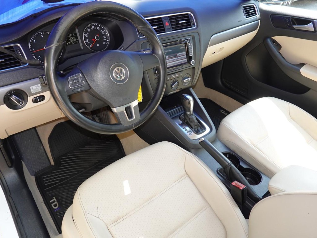 Volkswagen Jetta Sedan Vehicle Full-screen Gallery Image 17