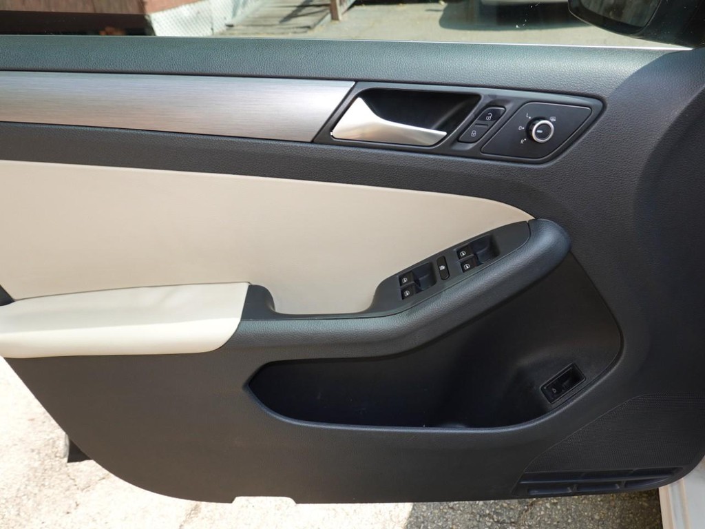 Volkswagen Jetta Sedan Vehicle Full-screen Gallery Image 18