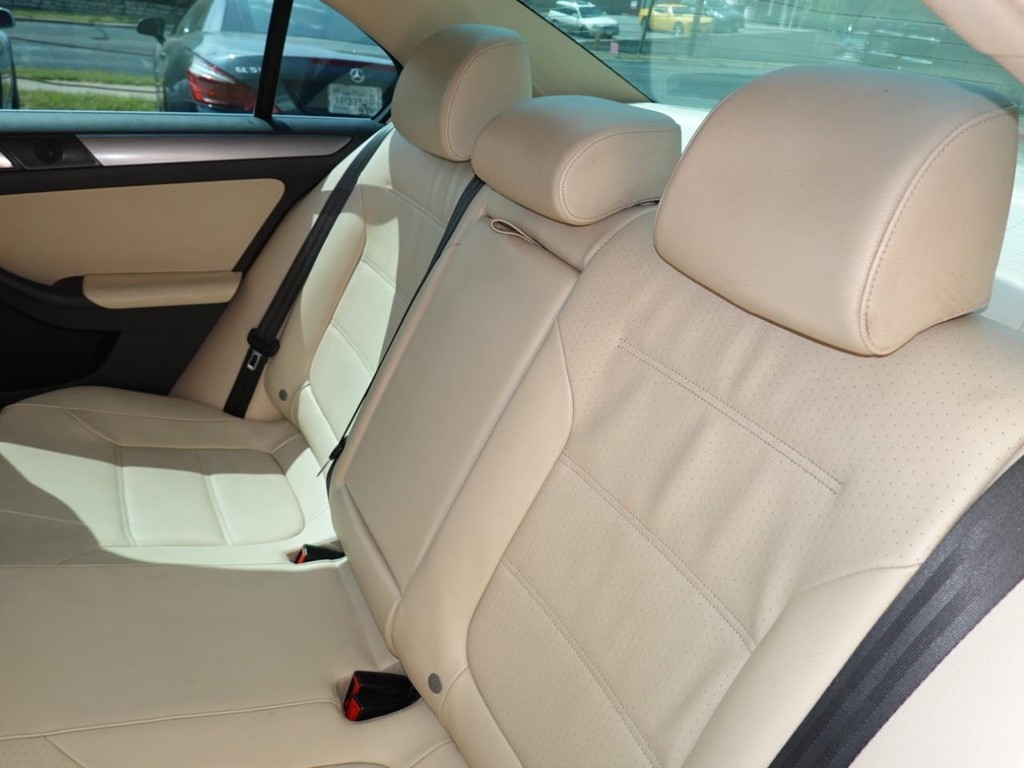 Volkswagen Jetta Sedan Vehicle Full-screen Gallery Image 19