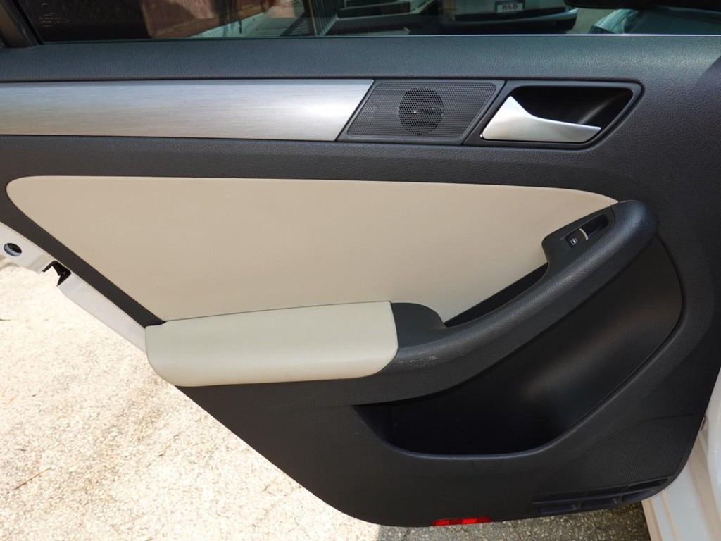 Volkswagen Jetta Sedan Vehicle Full-screen Gallery Image 20