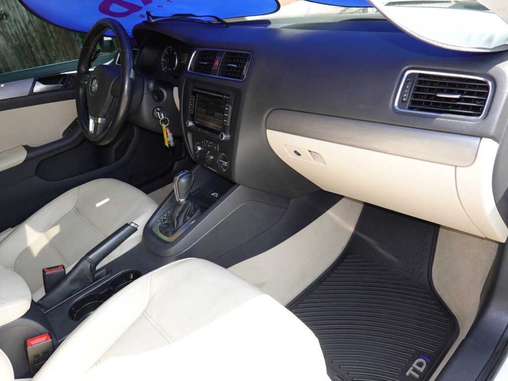 Volkswagen Jetta Sedan Vehicle Full-screen Gallery Image 21