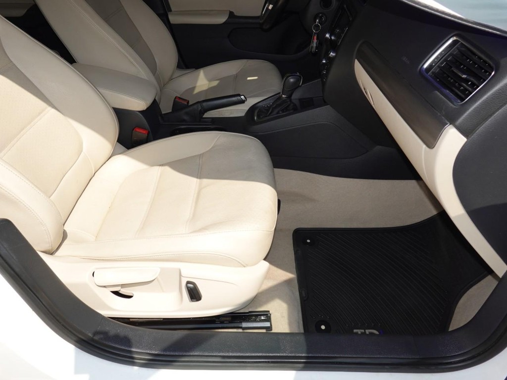 Volkswagen Jetta Sedan Vehicle Full-screen Gallery Image 22