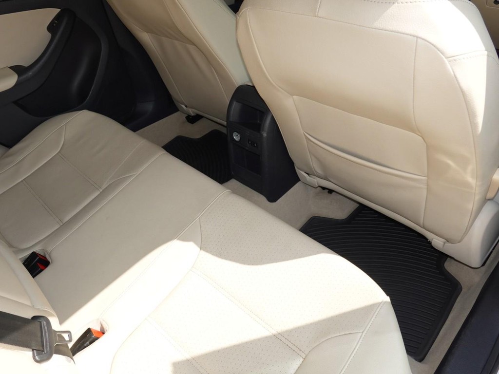 Volkswagen Jetta Sedan Vehicle Full-screen Gallery Image 24