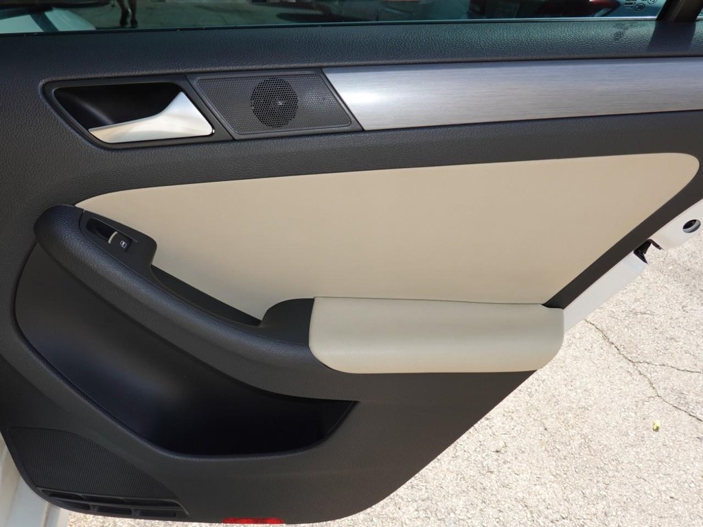 Volkswagen Jetta Sedan Vehicle Full-screen Gallery Image 25