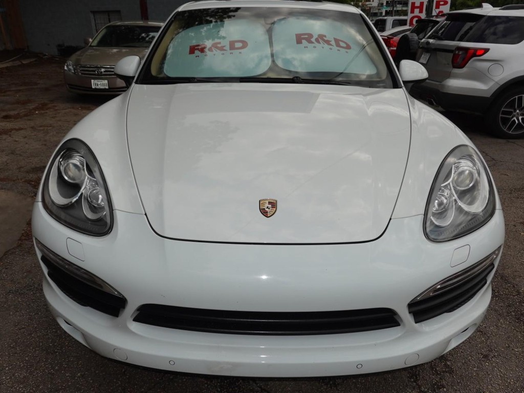 Porsche Cayenne Vehicle Full-screen Gallery Image 02