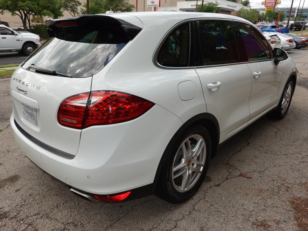 Porsche Cayenne Vehicle Full-screen Gallery Image 07