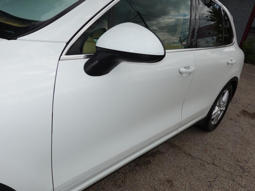 Porsche Cayenne Vehicle Full-screen Gallery Image 10