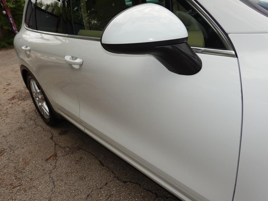 Porsche Cayenne Vehicle Full-screen Gallery Image 11