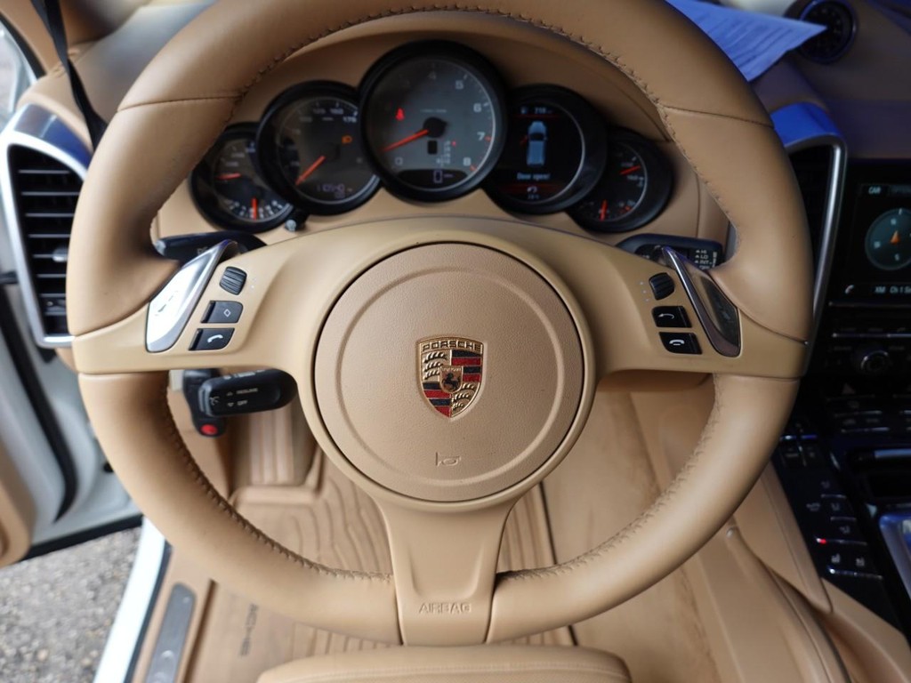 Porsche Cayenne Vehicle Full-screen Gallery Image 13